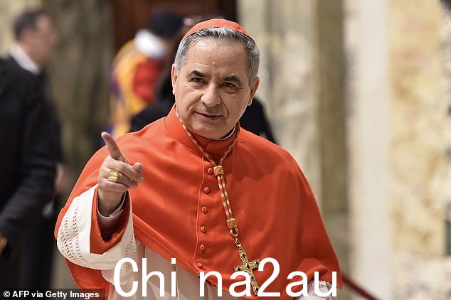 红衣主教 Angelo Becciu,他在 2020 年被弗朗西斯解雇,并因财务不当行为指控被剥夺了红衣主教的权利,他在观众席中(文件图片)