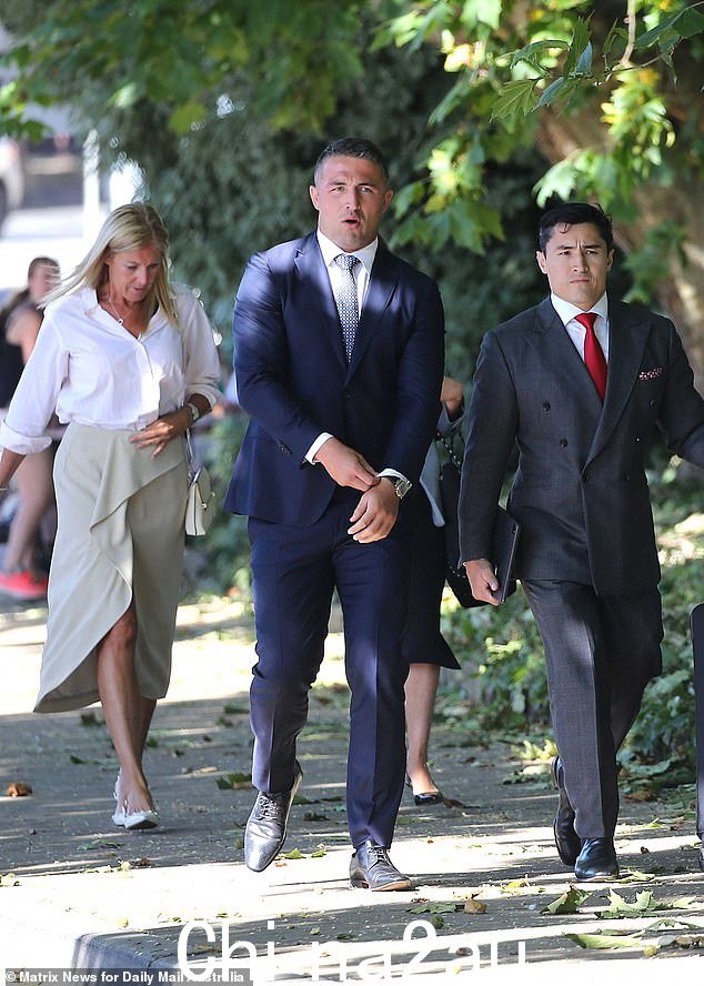 Sam Burgess,与律师 Bryan Wrench 和他的母亲 Julie Burgess 在之前的法庭出庭时合影,被警察拦下t Kingsford on Thursday morning