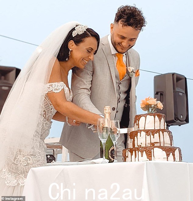 自从他出现在节目中,韦伯斯特先生还发布了他妻子的奢华婚礼照片