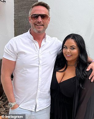 Mr Tompsett 与电视节目主持人 Scarlett Moffatt 合影
