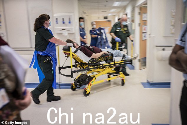 卫生服务部门正准备迎接有史以来“最黑暗”的节日,因为它正在与流感激增、床位阻塞危机和罢工后果作斗争