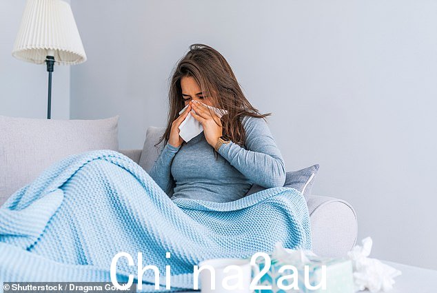 英国人昨晚被敦促如果他们在圣诞节期间感到不适,不要与亲人在一起,以避免传播疾病和压倒 NHS