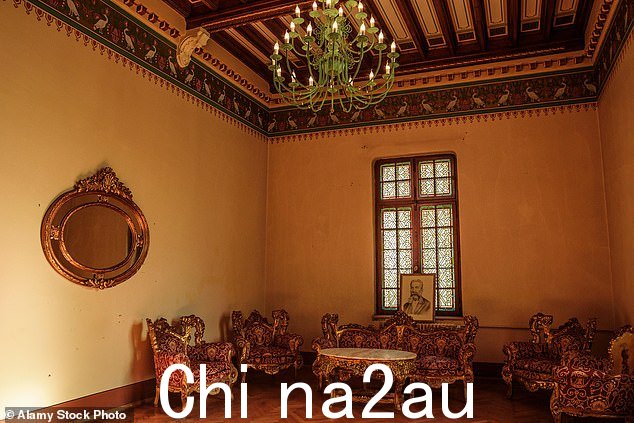 它于 1911 年完工,成为贵族和政治家 Gheorghe Grigore Cantacuzino 亲王的避暑别墅(如图,房产中的另一个房间)