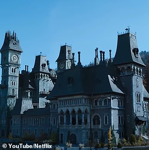 系列创作者 Tim Burton 是罗马尼亚城堡的忠实粉丝,他决定将其作为该系列的背景