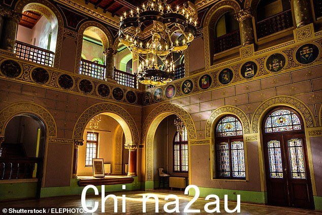 由建筑师 Grigore Cerchez 设计,它有四个亭子和独特的拱廊阳台(如图,内部)