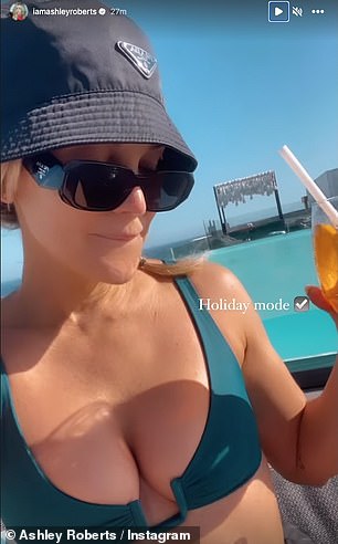可爱:Ashley 在 Instagram 的短视频中一边喝着果味鸡尾酒,一边展示了她健美的体格
