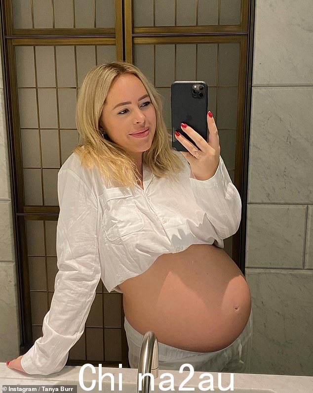 最后!她在 Instagram 上分享了她小男孩的手的快照,并写下了标题:“他在这里 ¿ 我们的小圣人加布里埃尔 ¿”