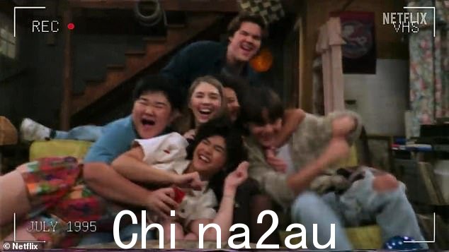 'The circle':所有六名青少年 - 包括 Nate(Maxwell Acee Donovan)、Nikki(Sam Morelos)和 Ozzie(Reyn Doi) - 重现烟熏吸毒者的场景在 That '70s Show