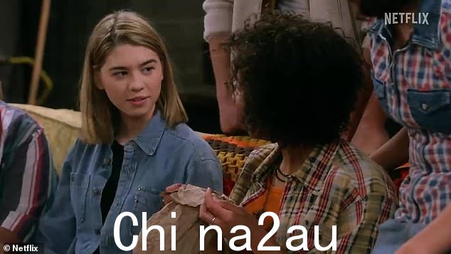 '你奶奶刚刚把我们联系起来了!'有一次,利亚前往福曼家族的地下室,在那里她的新叛逆女友格温(R,阿什莉奥夫德海德)发现了一袋大麻