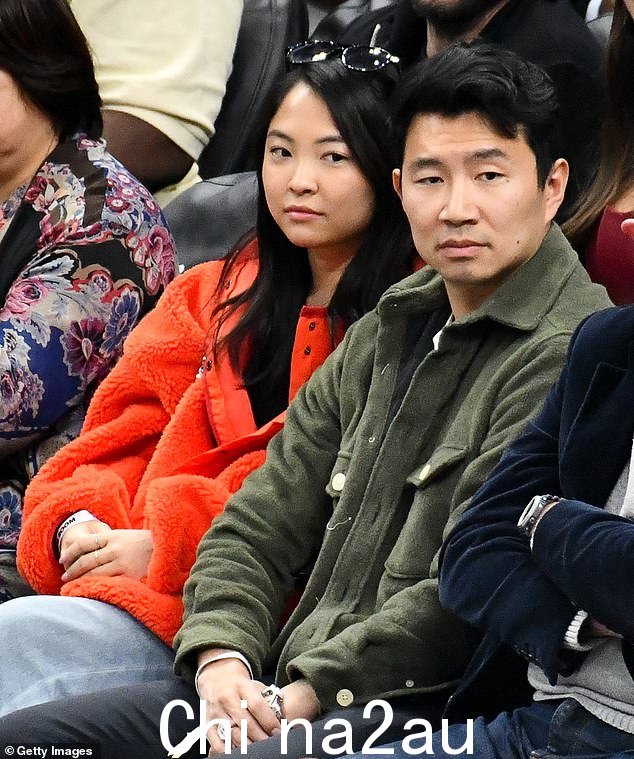 约会之夜装束:在他们的约会之夜,他穿了一件白色 T 恤、黑色长裤和一双白色运动鞋