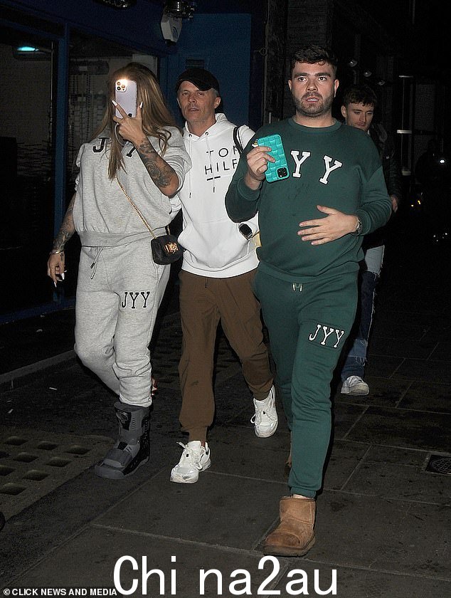 Katie Price 的一位发言人告诉 MailOnine:'他们只是朋友,并没有恋爱关系'