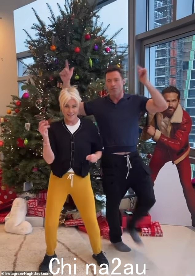 Hugh,54 岁,看起来很高兴能够使用他的百老汇技巧,而 67 岁的 Deborra-Lee 毫不费力地跟上她的电影明星丈夫