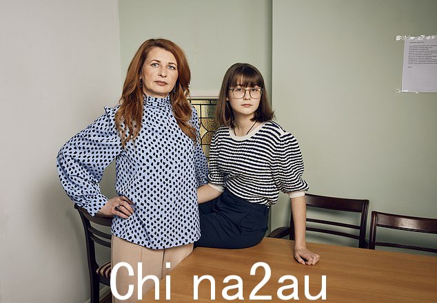 Natalia,一位 43 岁的儿科医生和她 13 岁的女儿 Aleksa,无家可归。在俄罗斯入侵乌克兰后的十个月里,他们的生活一直是失落和无休止的生活