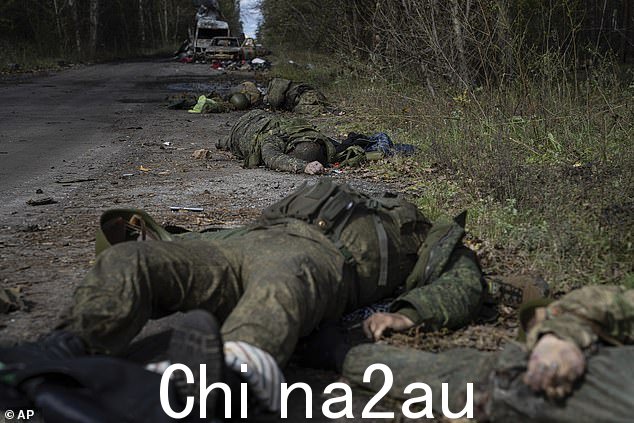 图:2022 年 10 月 3 日,星期一,俄罗斯军人的尸体躺在最近收复的乌克兰莱曼镇的地上