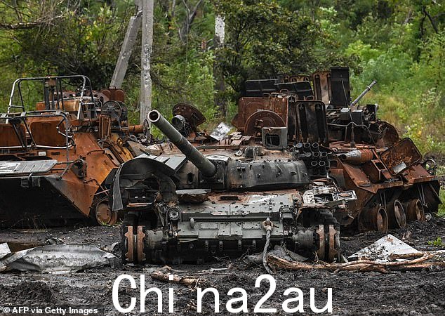 图:2022年9月14日在乌克兰东部哈尔科夫地区伊久姆市郊被摧毁的俄罗斯坦克和装甲运兵车