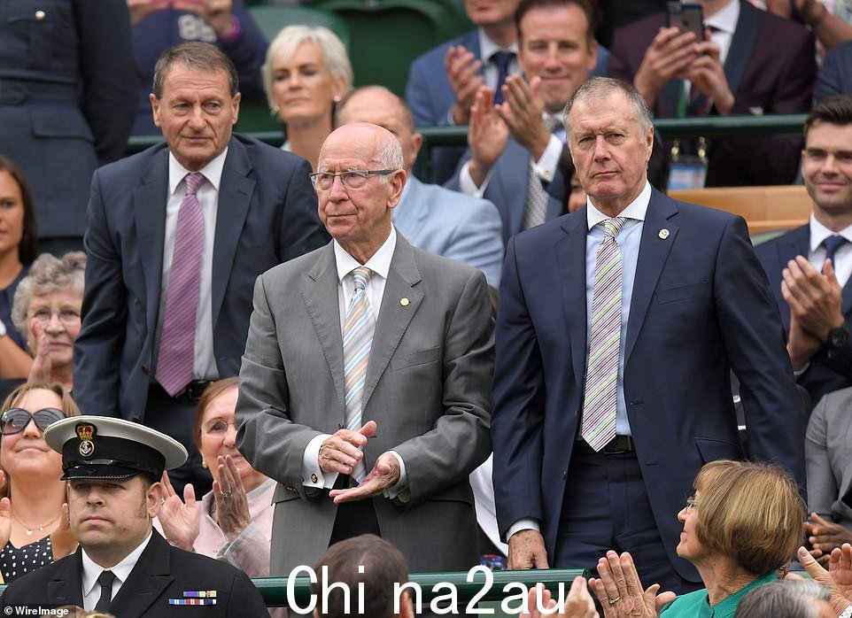Bobby Charlton(左)和 Geoff Hurst(右)现在是 1966 年最终首发 XI 中仅有的两名幸存成员