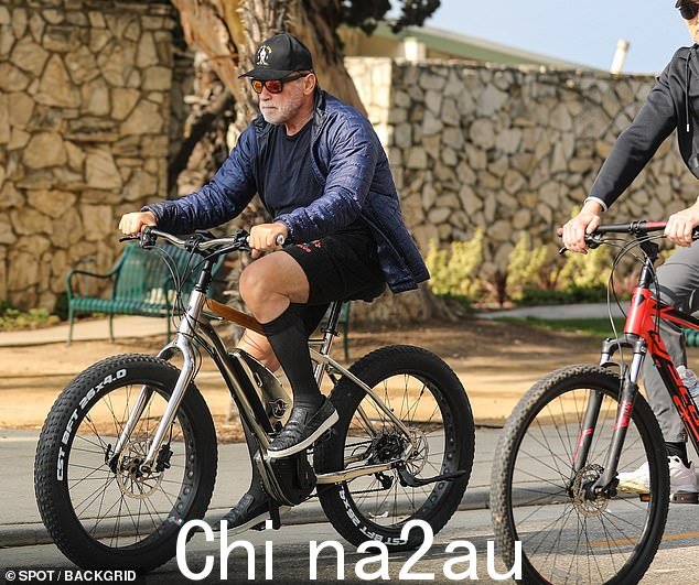 运动型:施瓦辛格炫耀他健美的体格和e在他几乎每天沿着洛杉矶街道巡游期间的耐力,通常在威尼斯海滩的黄金健身房结束