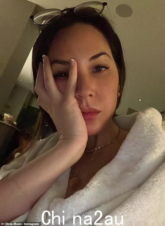 深夜喜剧:Olivia Munn 迷迷糊糊地让她的粉丝们看到她和 John Mulaney 周四晚上作为一个长牙蹒跚学步的孩子的父母的挣扎