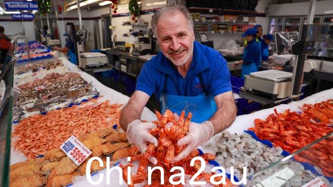 随着圣诞节倒计时的开始，预计悉尼鱼市周末将售出约 500 吨海鲜。图片：Justin Lloyd