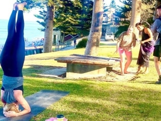 前外交部长朱莉·毕晓普向她展示了她在海滩瑜伽课程中完成令人印象深刻的倒立后，他真的可以做任何事情。图片：Instagram。