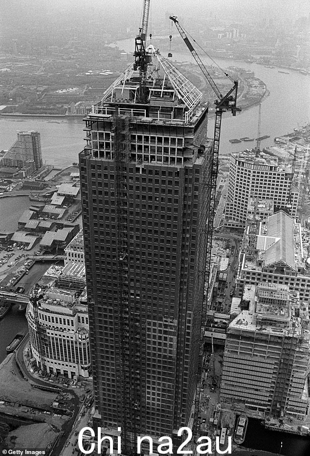 建筑工程在 1991 年添加了加拿大广场独特的金字塔尖顶的最后一个街区
