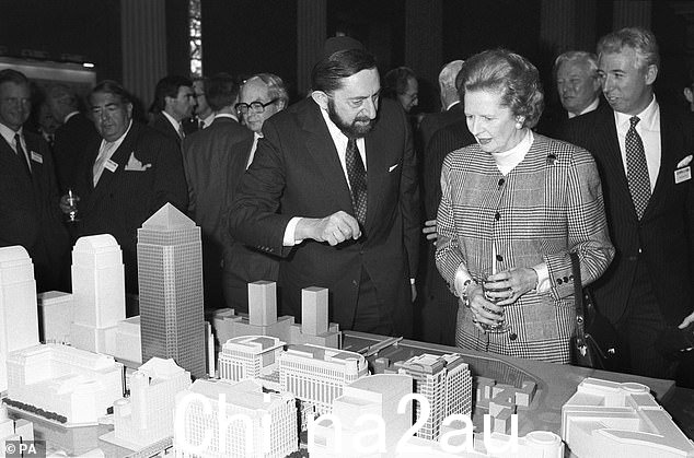 玛格丽特·撒切尔 (Margaret Thatcher) 正在向阿尔伯特的兄弟和企业保罗·赖希曼 (Paul Reichmann) 展示拟议的金丝雀码头开发模型partner