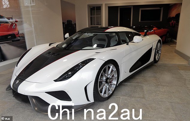 Sunningdale 村还拥有英国最昂贵的车库之一,目前提供 2021 Koenigsegg Regera 售价 325 万英镑,阿斯顿马丁 Vulcan 售价 2.5 英镑百万和一辆迈凯轮 P1 GTR,售价 235 万英镑