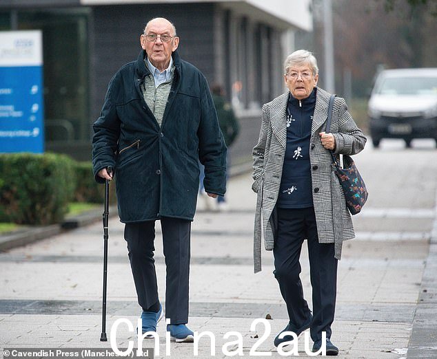 Henry Booth 和他的妻子 Joan 在 Tameside Mag 外面istrates Court where the older driver is railed jail
