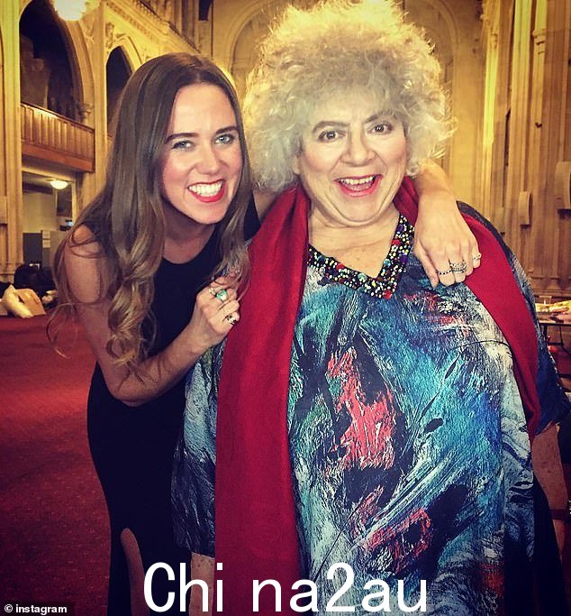 George 女士在 2016 年与英裔澳大利亚演员 Miriam Margoyles 合照。Instagram 上的标题是:'当你被这样一个传奇人物设计的娱乐项目称赞时......爱这个女人!'