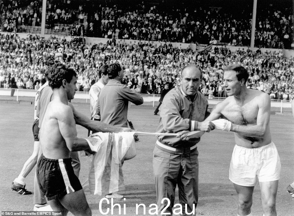 阿尔夫·拉姆齐爵士阻止了科恩1966 年,阿根廷队在四分之一决赛获胜后与一名阿根廷球员交换球衣