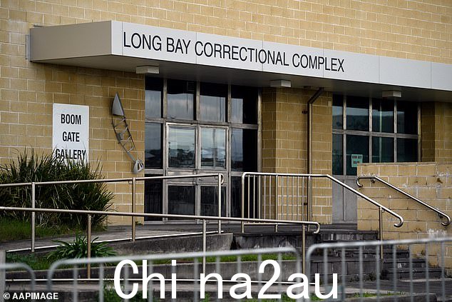 一名被定罪的杀人犯在听到一名囚犯吹嘘他的儿童性犯罪后,试图用剃须刀片制成的刀将他斩首,法庭获悉