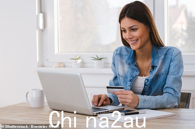 消费者在寒冷中排队的传统节礼日销售因转向在线购物而被扼杀