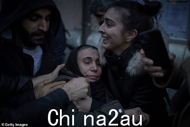 图:一名妇女正在护理周五晚上在暴力冲突中倒下的另一名抗议者