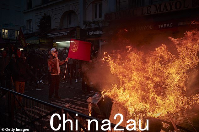 今天,一名“种族主义”枪手在巴黎市中心屠杀了三名库尔德人后,示威者在巴黎街头纵火并与警方发生冲突