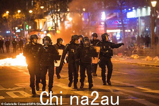 巴黎今晚有五名警察受伤,此前示威者放火焚烧街头,以回应三名库尔德人在市中心被一名“种族主义”枪手屠杀的悲惨死亡