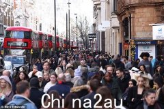 英国人准备在最后一刻的圣诞节冲刺中花费 26 亿英镑