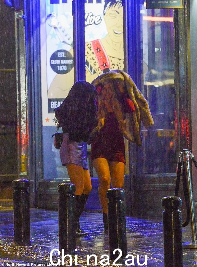倾盆大雨不足以阻止饮酒者前往纽卡斯尔过夜