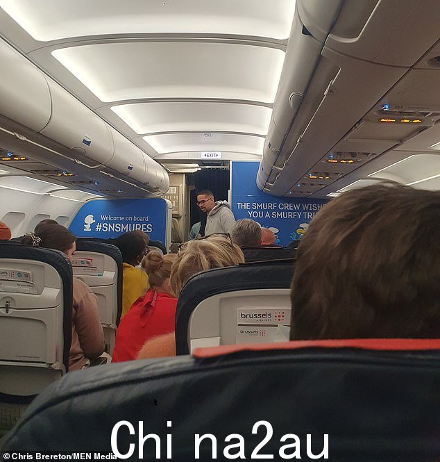 一名孕妇据说在数百人的情况下晕倒了在曼彻斯特机场的混乱场面中,人们在飞机上等了将近八个小时