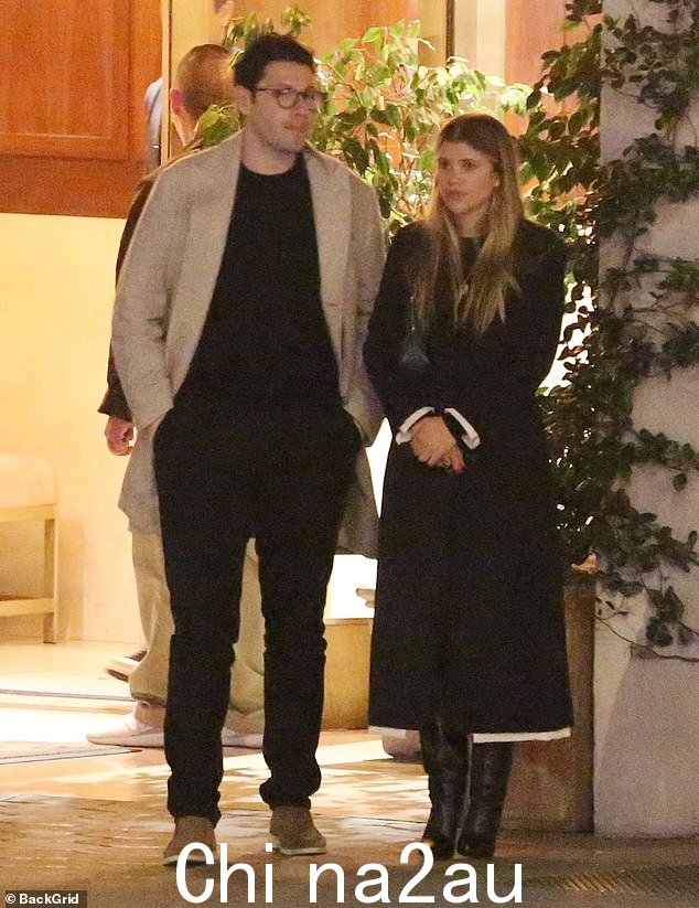 约会之夜:24 岁的 Sofia Richie 和她 29 岁的未婚夫 Elliot Grainge 周四晚上在洛杉矶与朋友共进晚餐