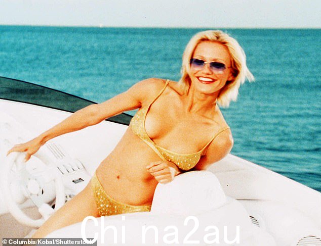 比基尼身材:Cameron 在动作喜剧及其续集中扮演特工 Natalie Cook,还有 47 岁的好朋友 Drew Barrymore 等等Lucy Liu,54