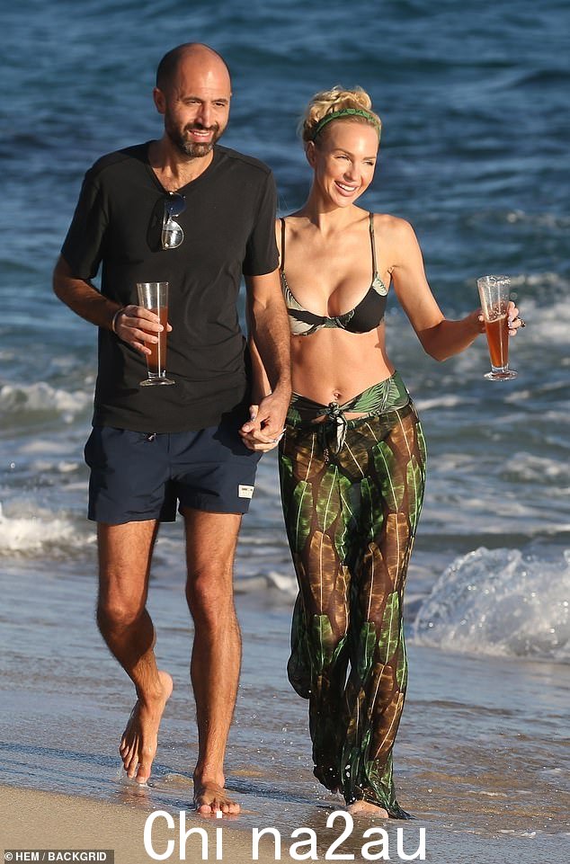 是时候放松一下了:这位美女通过共同的朋友认识后于 2019 年与丈夫克里斯蒂安·理查德结婚