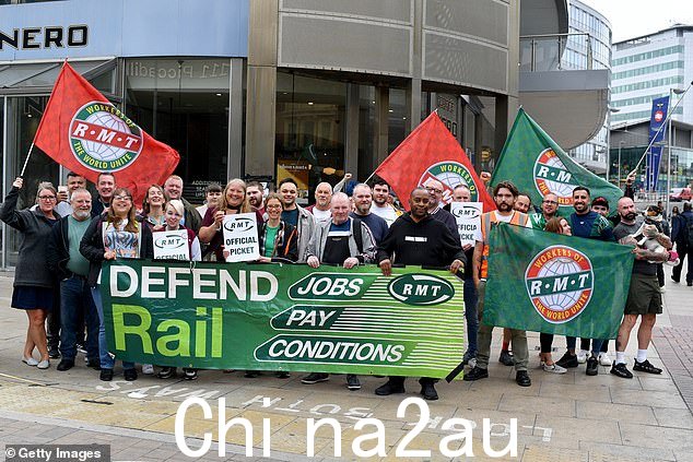 RMT 成员在全国铁路罢工期间站在曼彻斯特皮卡迪利火车站外的纠察线上