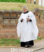 离婚的同性恋牧师因声称她与一连串女友喝醉而退出教区