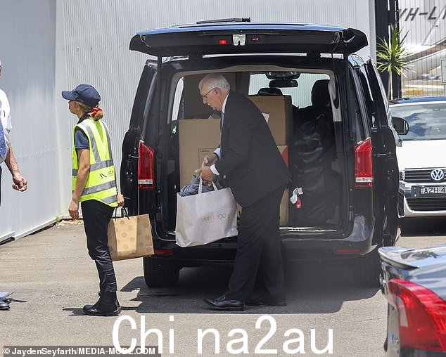 装满袋子和盒子带着礼物被堆进一辆汽车,然后被转移到豪华飞机上