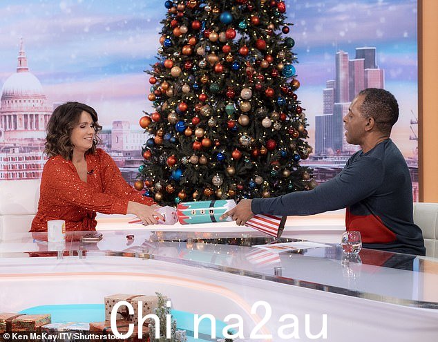 加油! Susanna 在节目中的某个时刻拉着一个巨大的圣诞饼干时接过 Andi