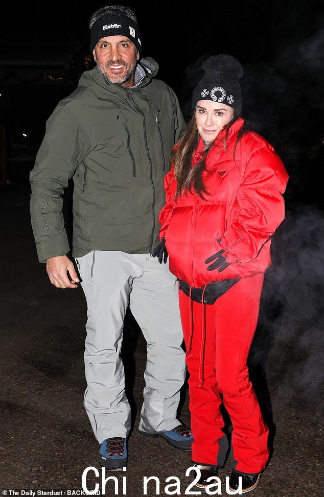 肩并肩:Kyle Richards 和她炙手可热的丈夫 Mauricio Umansky 在他们最近的阿斯彭圣诞之旅中被发现装满物资
