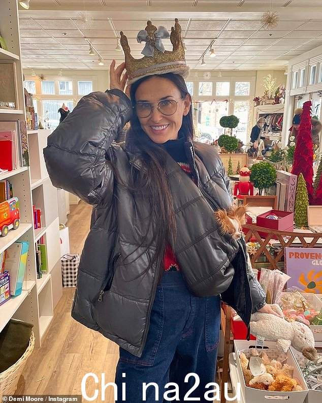 Regal:Demi Moore 周五在 Instagram 上分享了一张她在购物时试戴闪闪发光的金皇冠的照片