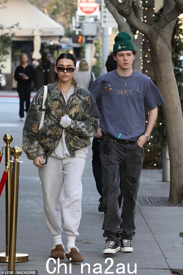 新兴:Madison Beer 周五在比佛利山庄与男友 Nick Austin 一起外出时身着迷彩夹克和灰色慢跑裤,成为时尚人物