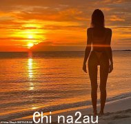伊琳娜·谢克 (Irina Shayk) 在沙滩上观看金色的日落时，穿着厚颜无耻的比基尼炫耀自己的臀部