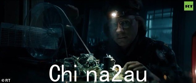 爸爸把仓鼠笼子放在桌子上。然后他将其连接起来,可以看到它正在为圣诞灯供电。当仓鼠为灯供电时,可以看到一家人穿着圣诞套头衫坐在原本黑暗的房间里
